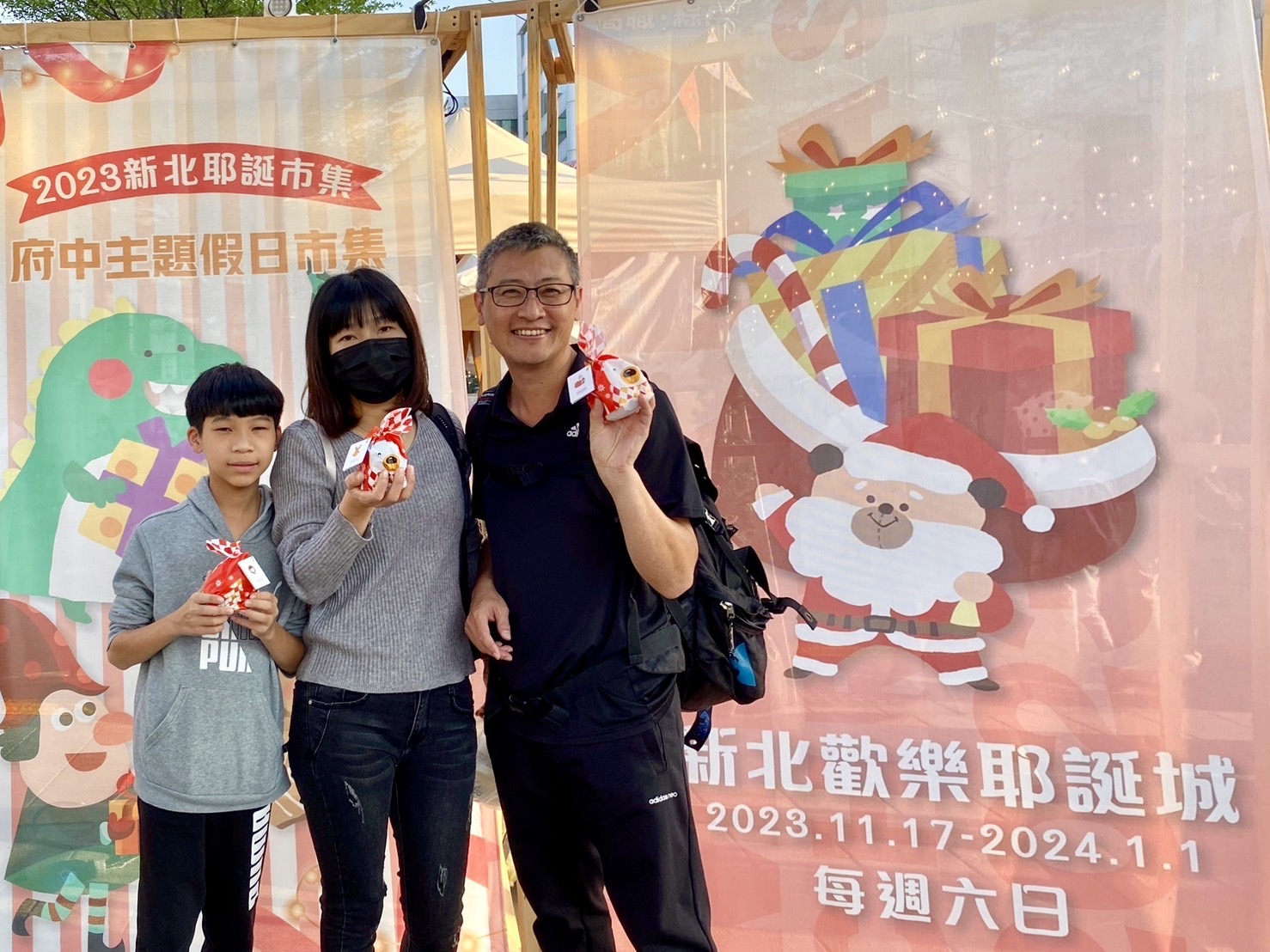 3耶誕市集以7大不同主題為亮點，每週末帶來新的驚喜，為節慶增添更多色彩，吸引更多市民參與，歡迎全家大手拉小手一起來雪拼。
