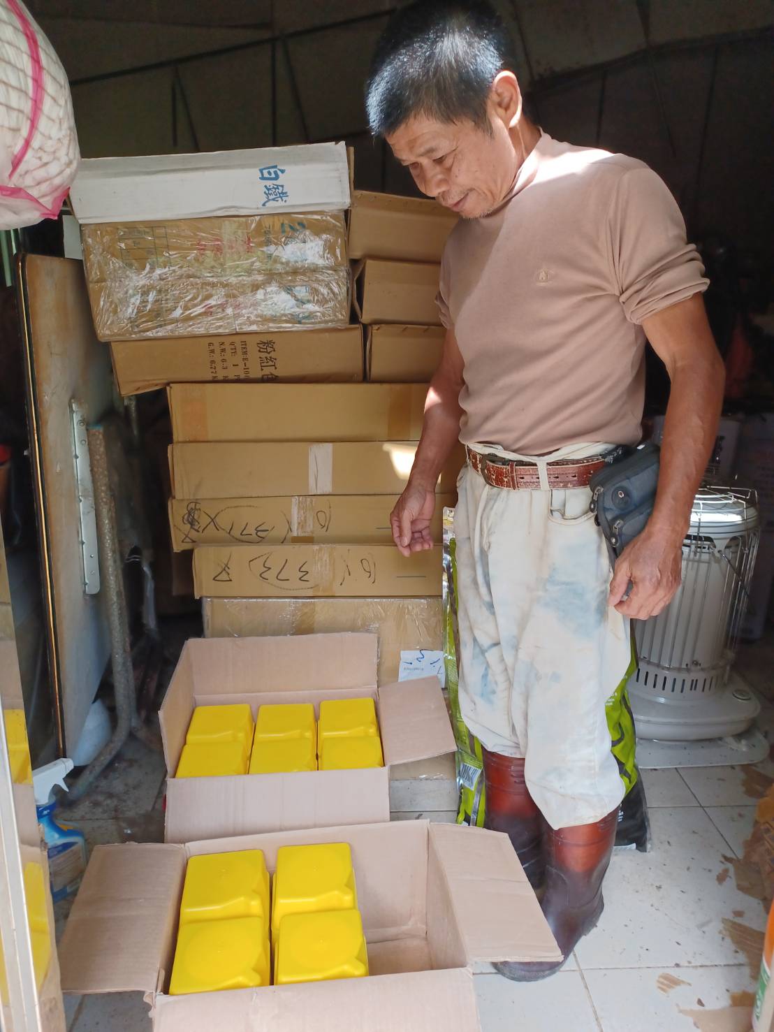 3貢寮保育場鍾先生領消毒劑