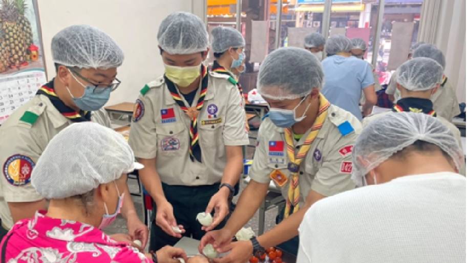 ▲臺中市立北新國中童軍團參與由臺中北區賴厝里辦公室.賴厝社區發展協會主辦之「賴厝中秋銀髮族DIY養生月餅烘培活動」活動,讓全民一起來學習製作月餅,此為活動片段。(圖/北新國中童軍團提供)