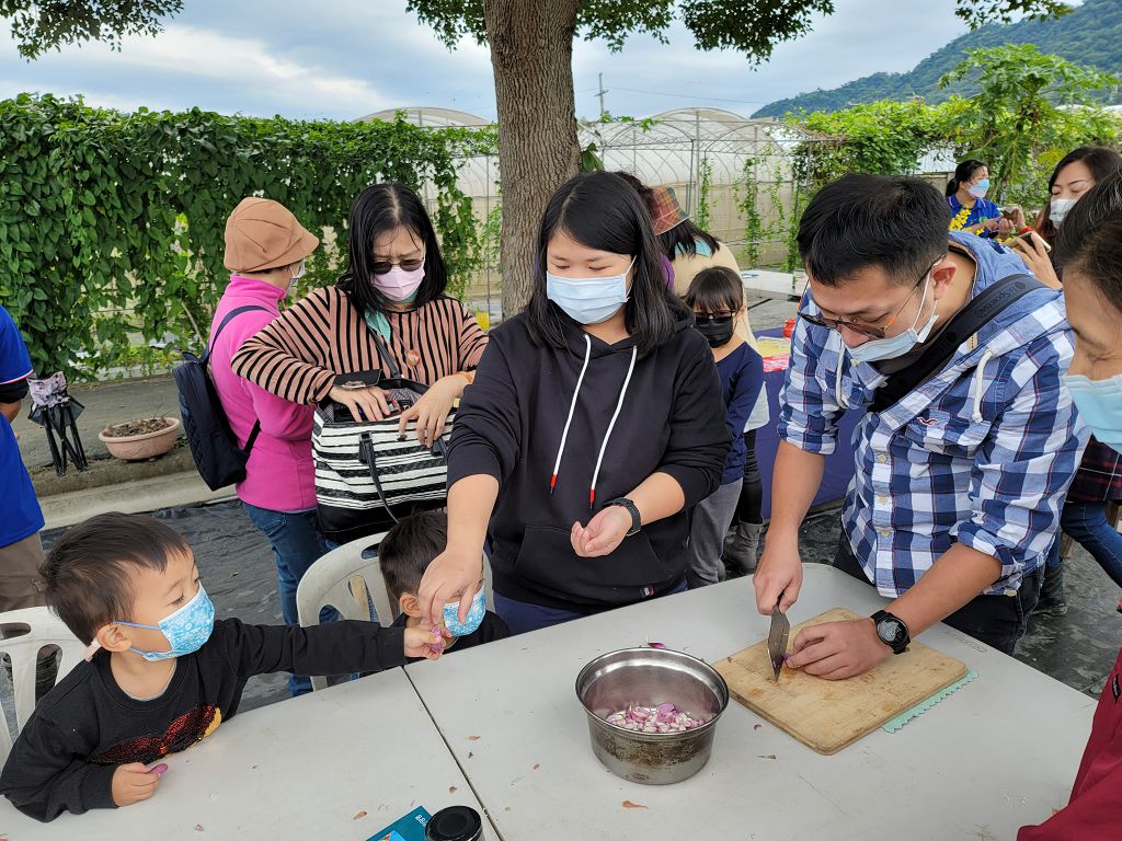 4 有機農場的食育廚房拉近夫妻關係，到假日改由上班族的先生切紅蔥頭