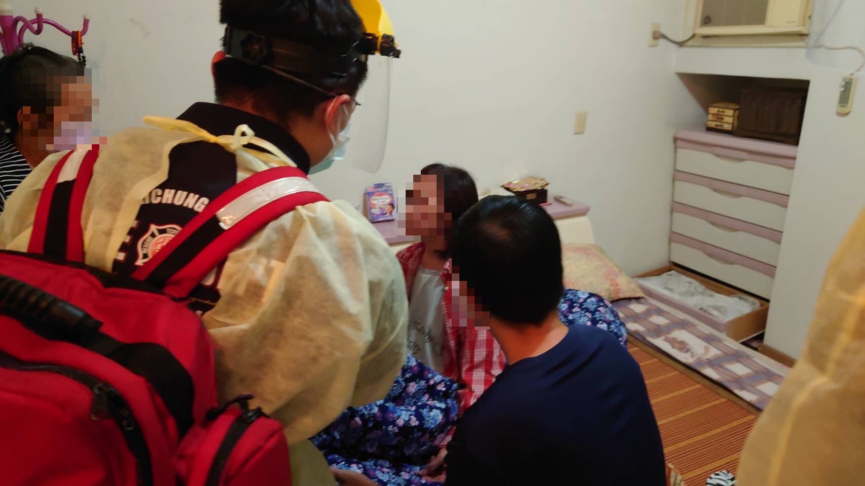 ▲警消人員不斷給予楊婦打氣及關心身體狀況。(圖/記者謝榮浤翻攝)