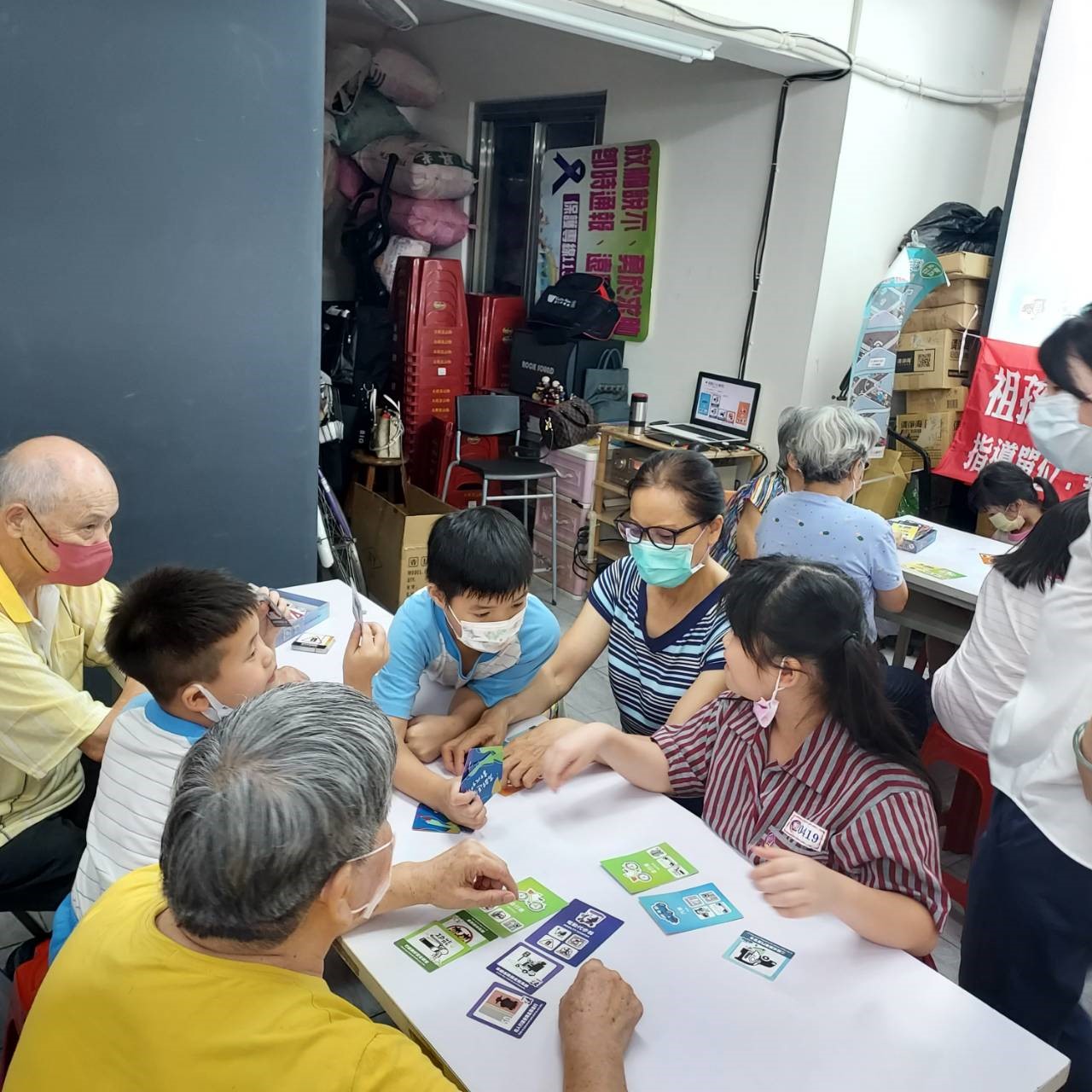 4.孫子女一起和長輩玩道安桌遊++彼此相互提醒注意道路安全