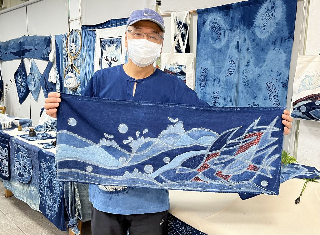 4.學員展示藍染作品「年年有魚（餘）」
