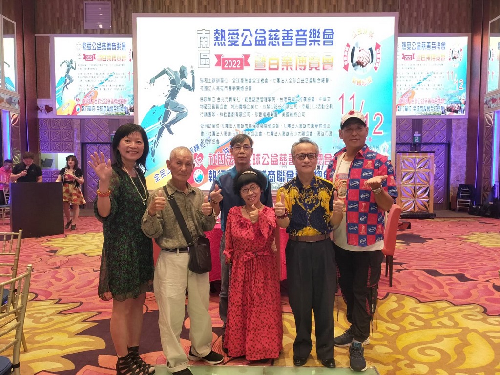 ▲公益慈善達人龍飛老師(右2)演唱車馬炮發行新曲公益演出後,捐助公益善款幫助弱勢團體,令人欽佩。(圖/全球商聯會全球總會)