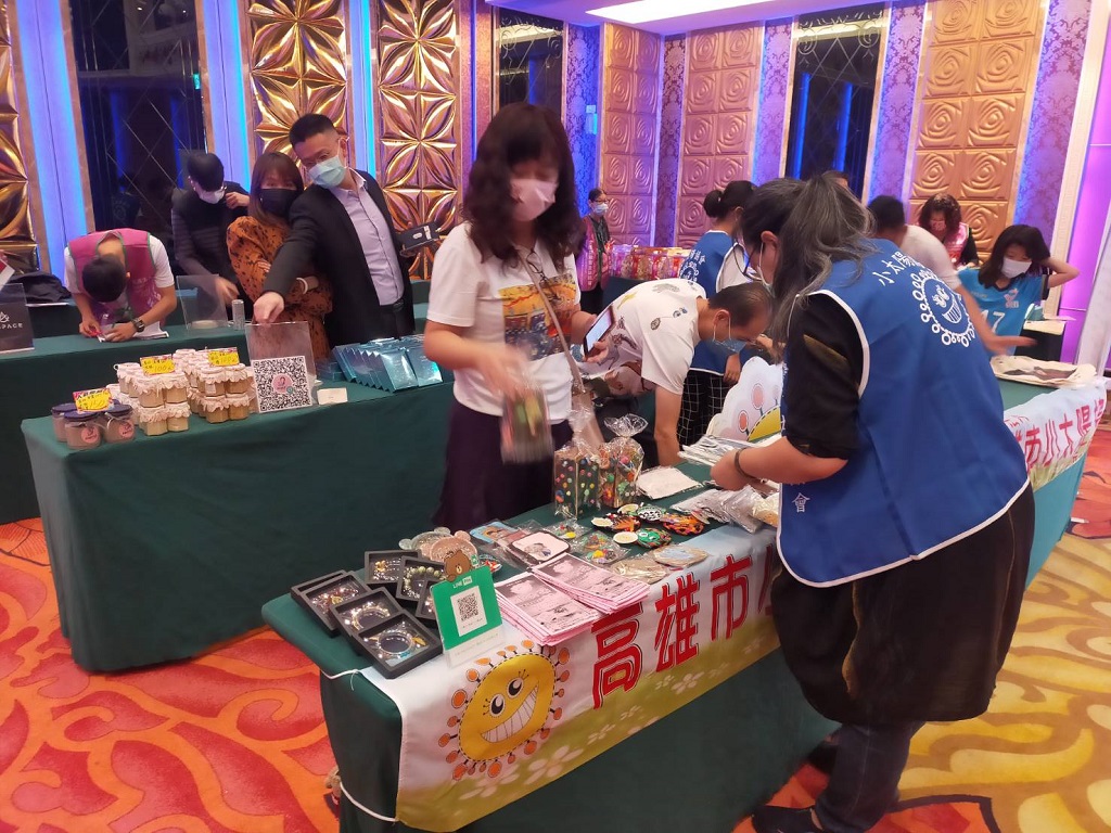 ▲南區全民公益翻轉經濟歲末年終公益慈善感恩餐會暨百業博覽會活動貴賓簽到情形。(圖/全球商聯會全球總會)