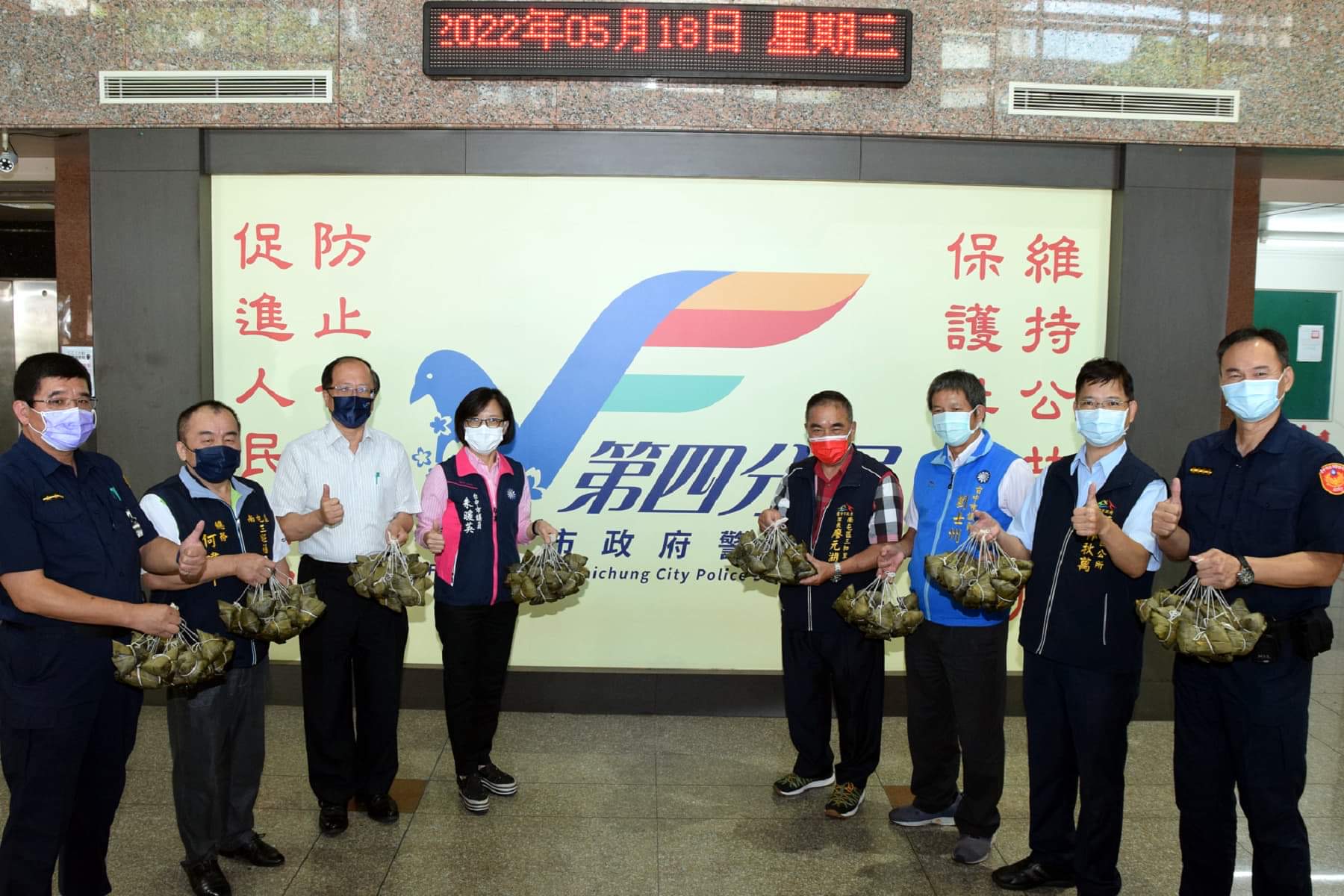 ▲南屯區區長林秋萬偕同市議員劉士州、朱暖英及三和里里長廖元湖等,蒞警四分局慰問辛勞並致贈古早味粽。 (圖/記者曉東攝影)