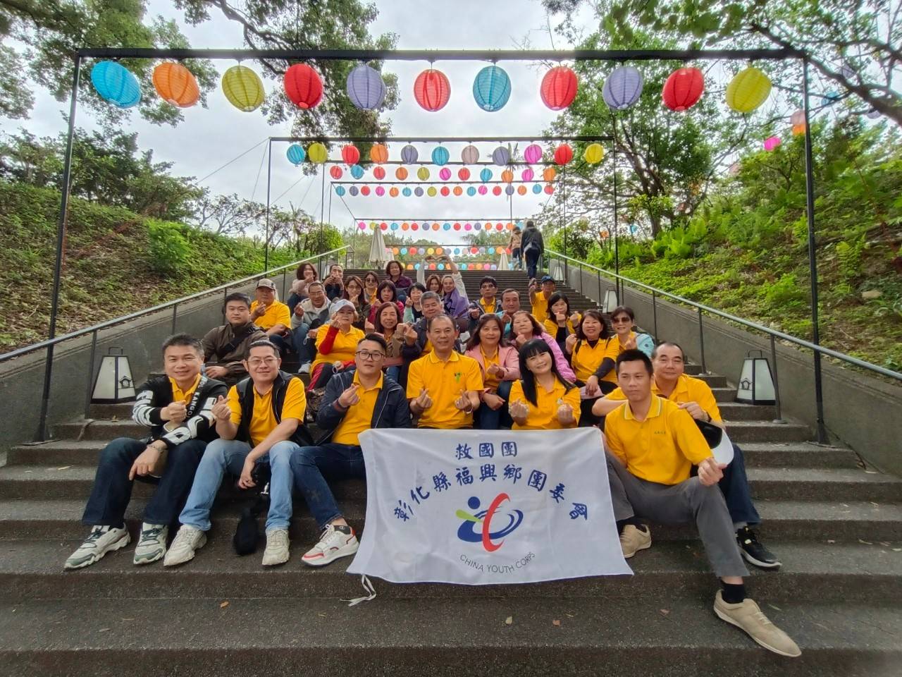 陽明山竹子湖海芋幸福之旅大合影，右3陳裕隆會長、右2施珮如總幹事右1陳瑋承組長、右後1陳炎輝副會長、左3許昌雄組長、左2施皓偉組長、左1詹俊豪組長、左後1黃博鈞組長。(圖/福興鄉團委會提供)