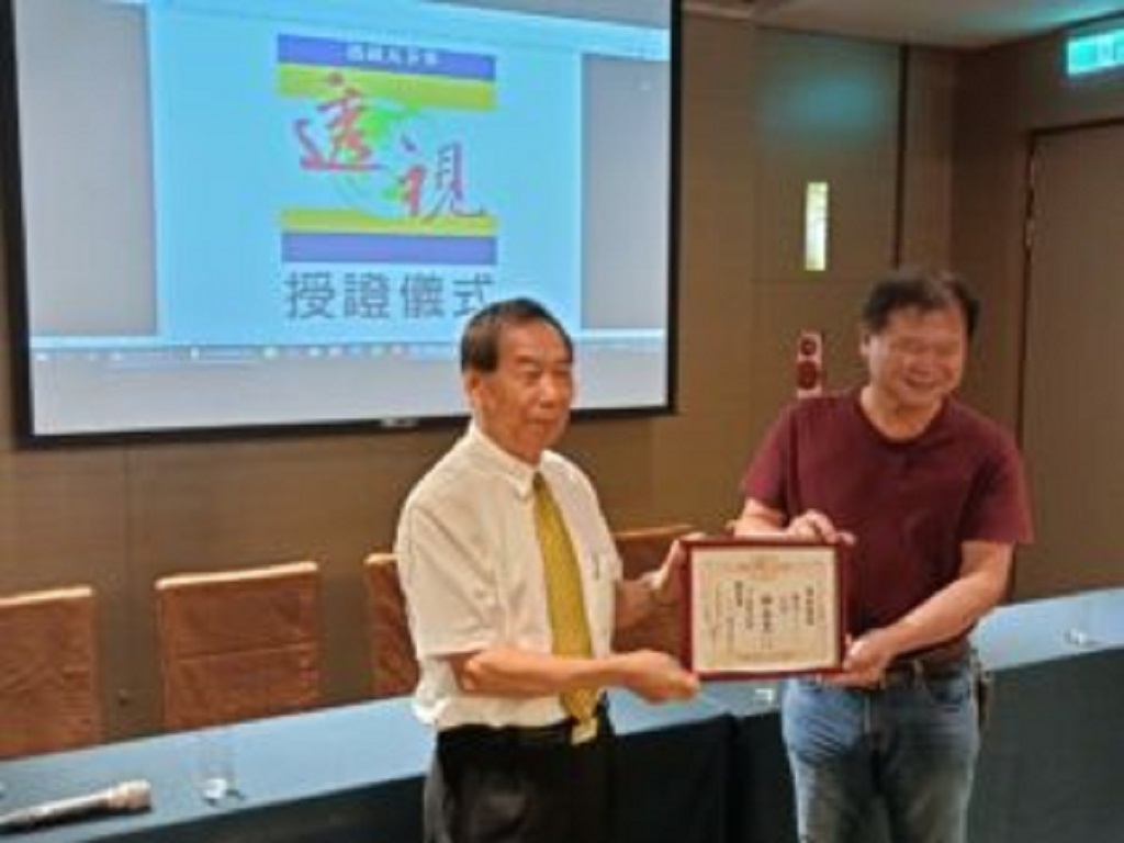 ▲透視全球報導雜誌總社長陳子堅頒贈台中副分社長邱志忠聘書。(圖/記者澄石翻攝)