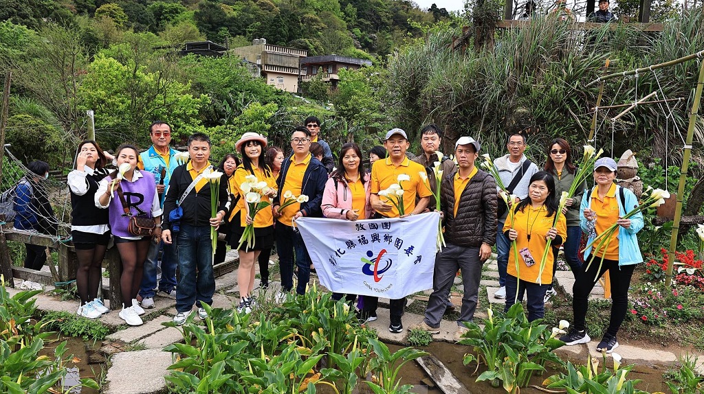 陽明山竹子湖摘海芋合影,右4陳裕隆會長、右5張蜜會長夫人、左3謝鎮鴻副會長、左5施珮如總幹事。(圖/福興鄉團委會提供)