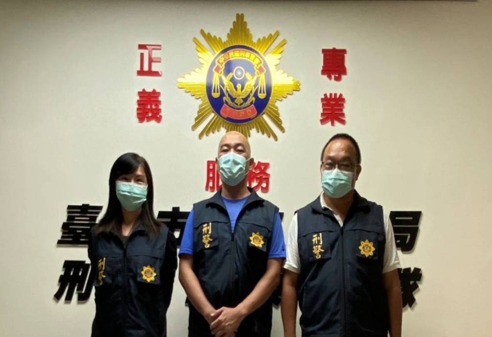 ▲中市刑大偵一隊分隊長何永超（中）破獲靈骨塔詐欺集團案，獲選111年第58屆全國模範警察。（圖/記者澄石翻攝）