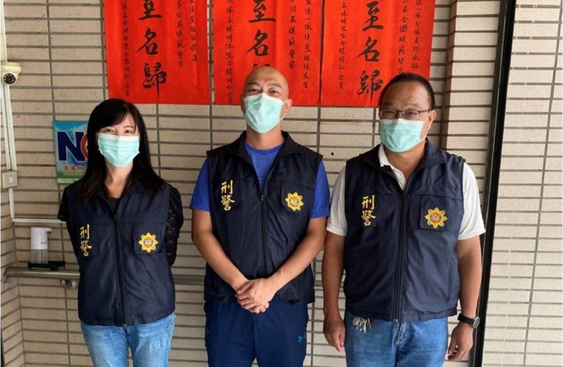 ▲中市刑大偵一隊分隊長何永超(中)破獲靈骨塔詐欺集團案,獲選111年第58屆全國模範警察。(圖/記者澄石翻攝)