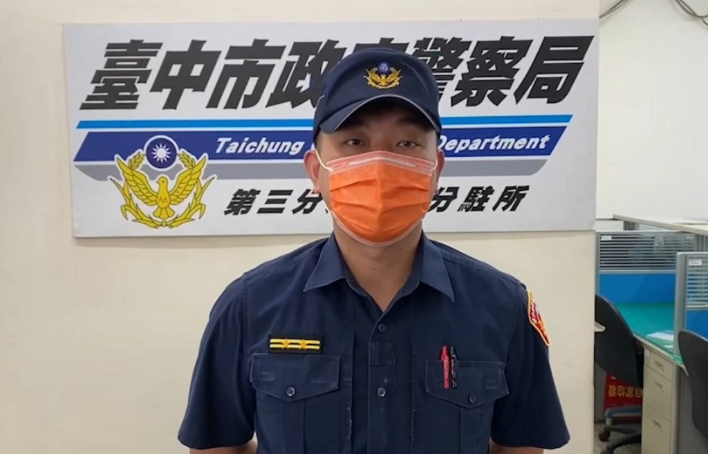 ▲臺中市政府警察局第三分局東區分駐所所長張竣詒說明案情相關事宜。（圖/記者澄石翻攝）