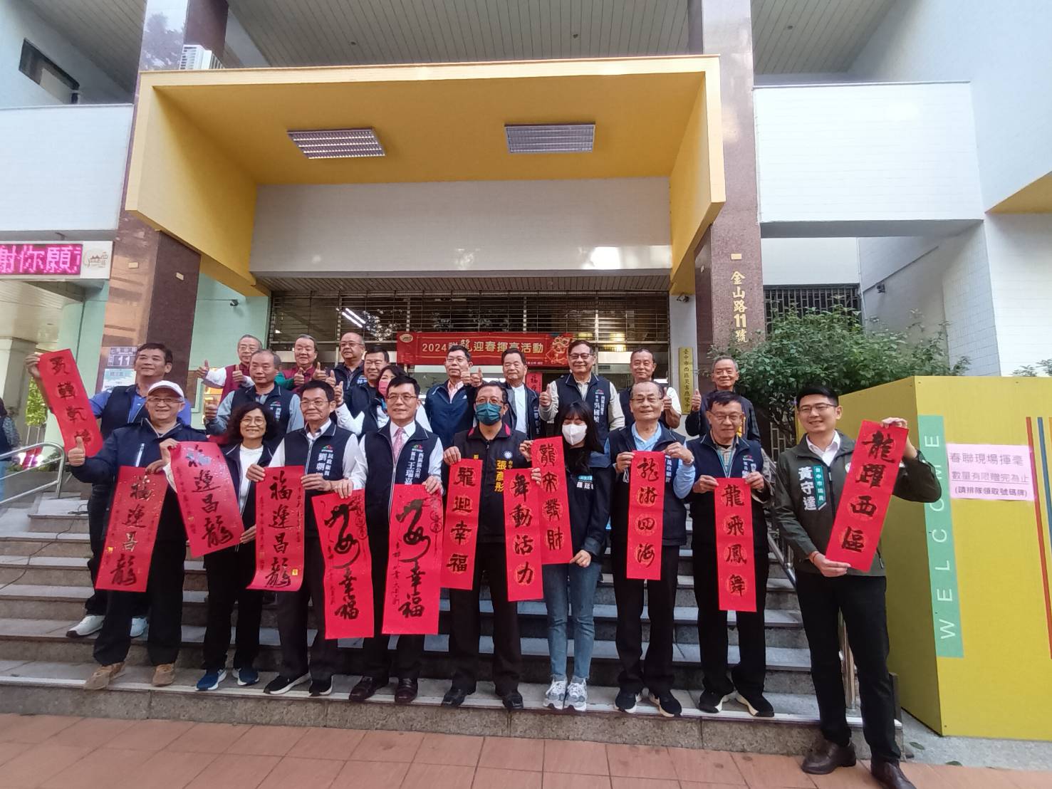 區長王瑞嘉熱情歡迎大家踴躍參與感受濃厚的年節氛圍。(圖/劉興峰攝)