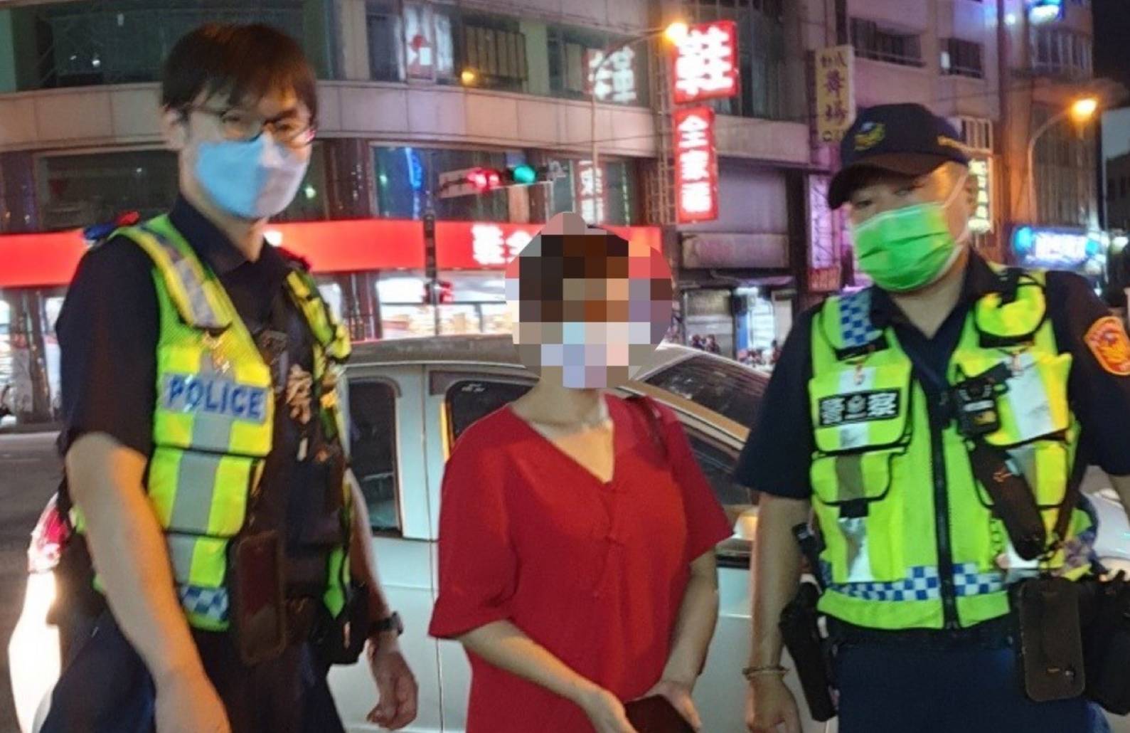 ▲中市喜美自小客車拋錨車陣中，第二分局文正派出所員警協助王姓女駕駛將車輛移置路旁等候拖吊救援後合影。（圖/記者澄石翻攝）