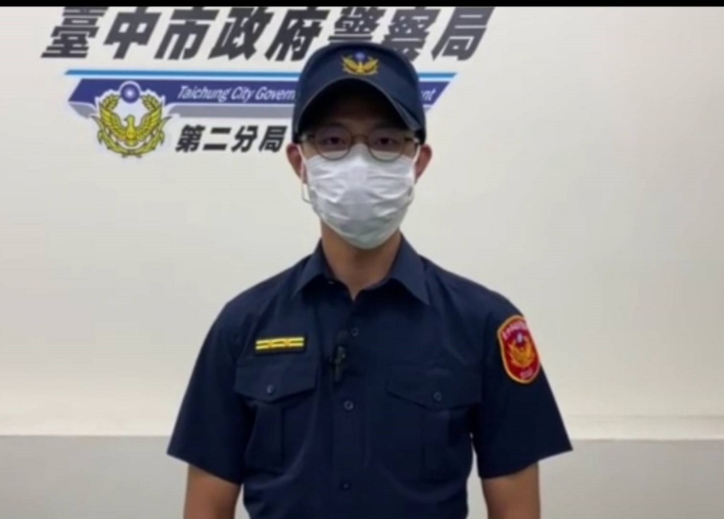 ▲中市警第二分局文正所所長李健瑋說明日前臺中竊車犯嫌拒絕停車受檢加速逃逸案。(圖/記者澄石翻攝)