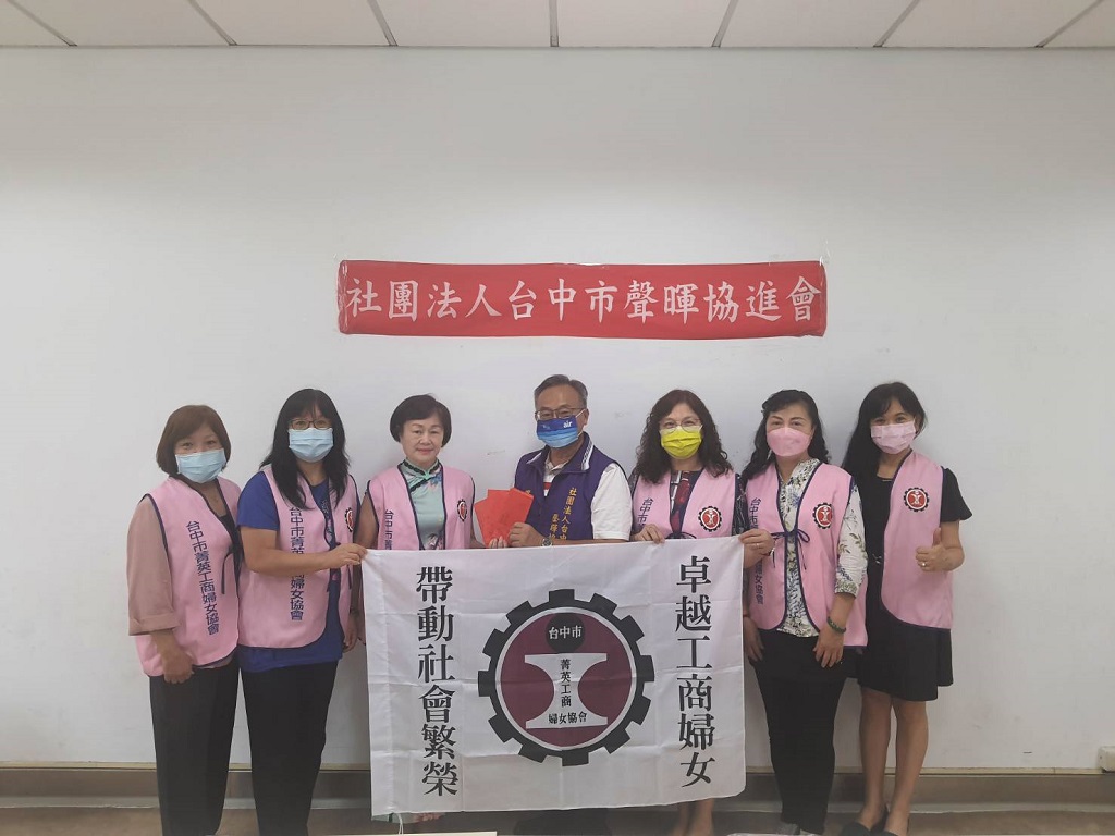 ▲台中市菁英工商婦女協會今(13)日蒞臨中市聲暉舉行「關懷聽障者暨社服金捐贈活動」場面溫馨隆重。（圖/記者澄石翻攝）