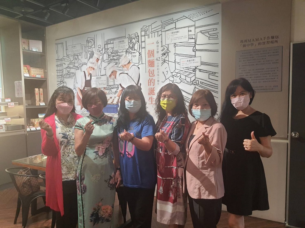 ▲善心台中市菁英工商婦女協會一行於捐贈活動結束後,立即前往愛心家園弱勢工作坊「瑪莉MAMA手作麵包」消費,愛心不落人後。(圖/記者澄石翻攝)