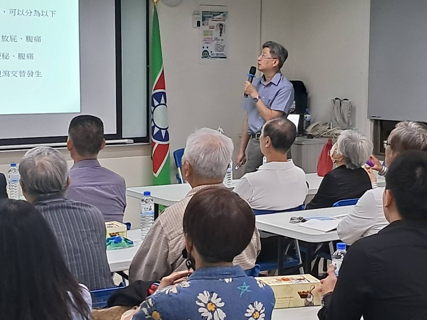 ▲新享診所院長張立杰講座精彩,參加者均專心聆聽。(圖/救國團南區團委會提供)