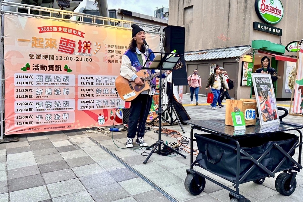 4今年市府擴大規模舉辦新北府中耶誕市集，打造歡樂節慶氛圍，為當地業者帶來商機，更結合各局處推出一系列聖誕活動。+