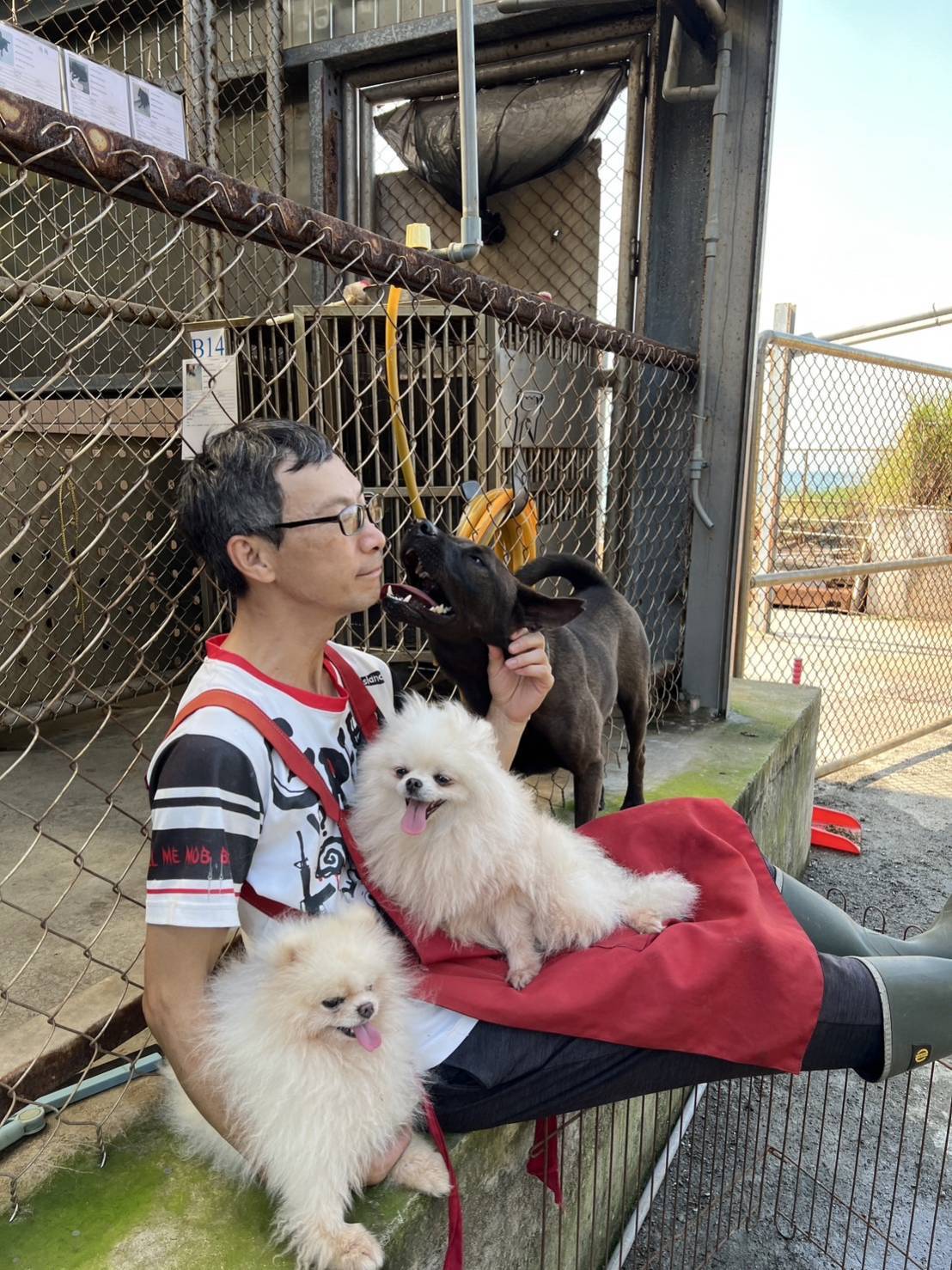4志工鄧應昌先生與毛寶貝親密的接觸