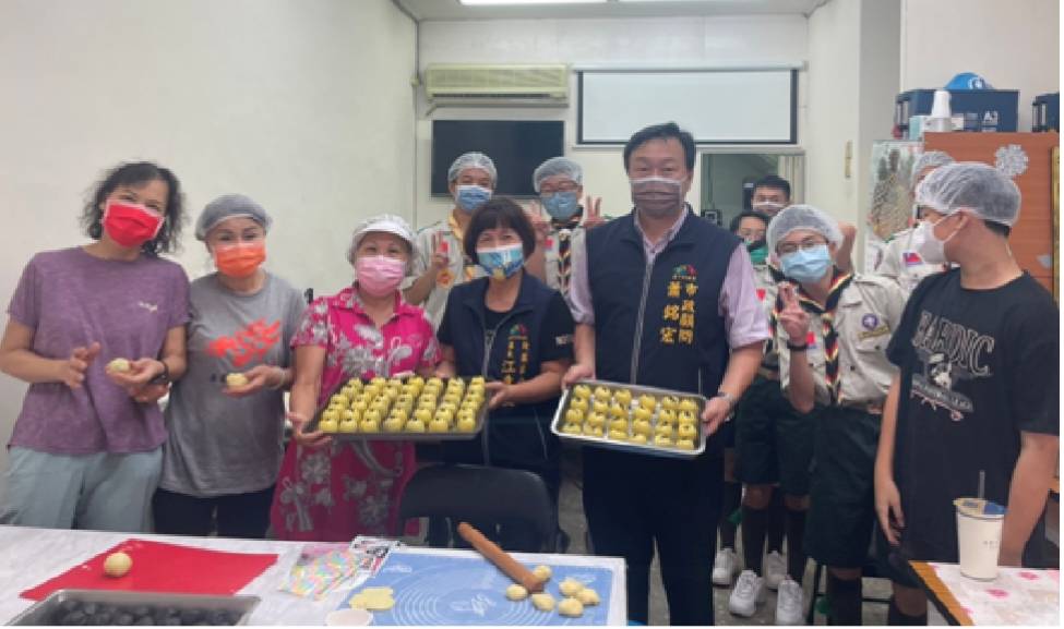 ▲臺中市立北新國中童軍團參與「賴厝中秋銀髮族DIY養生月餅烘培活動」活動,讓全民一起來學習製作月餅,臺中市北區江惠雯區長 (左4)與賴厝社區發展協會理事長蕭銘宏 (右3)合影(圖/北新國中童軍團提供)