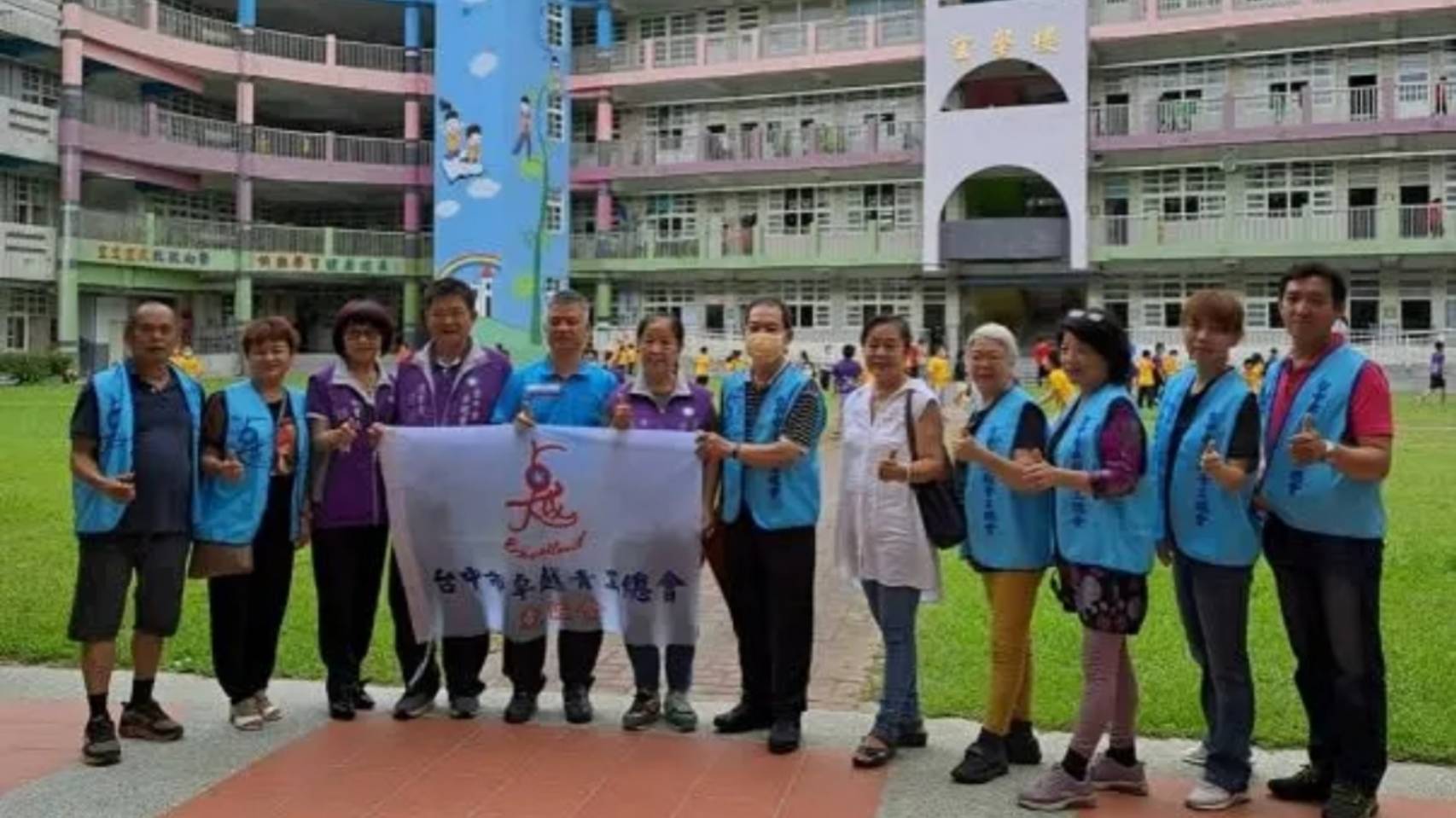 ▲台中市卓越青工總會總會東區卓越青工會日前捐贈民生物資助經濟弱勢國小學童後合影。（圖/記者澄石翻攝）