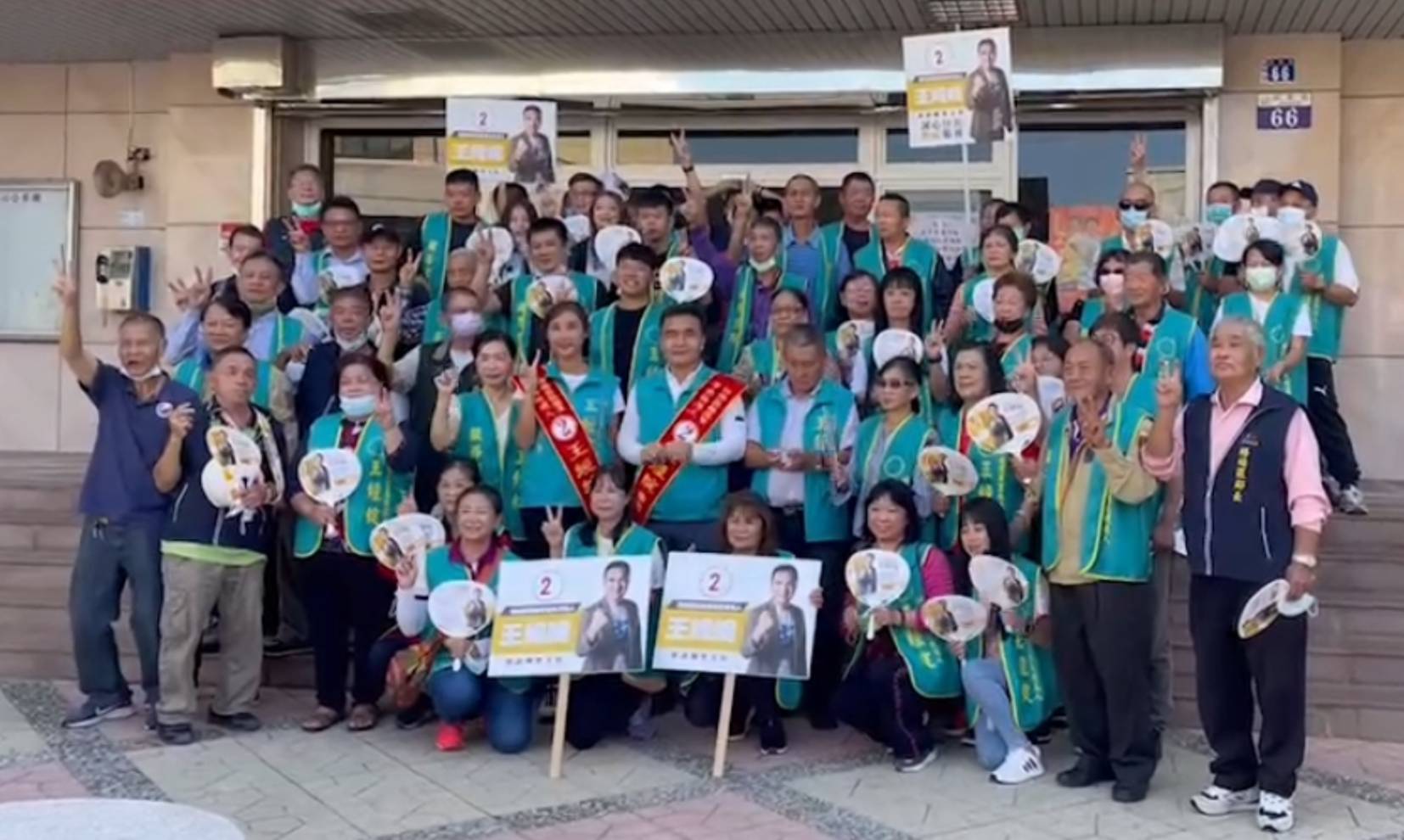 ▲圖片說明:善心里長候選人王經綻,今日在後援會的陪同下抽到2號後前往廟裡拜拜祈求福德里諸事平安圓滿後與大家合影。 (圖/記者林㤈輝翻攝)