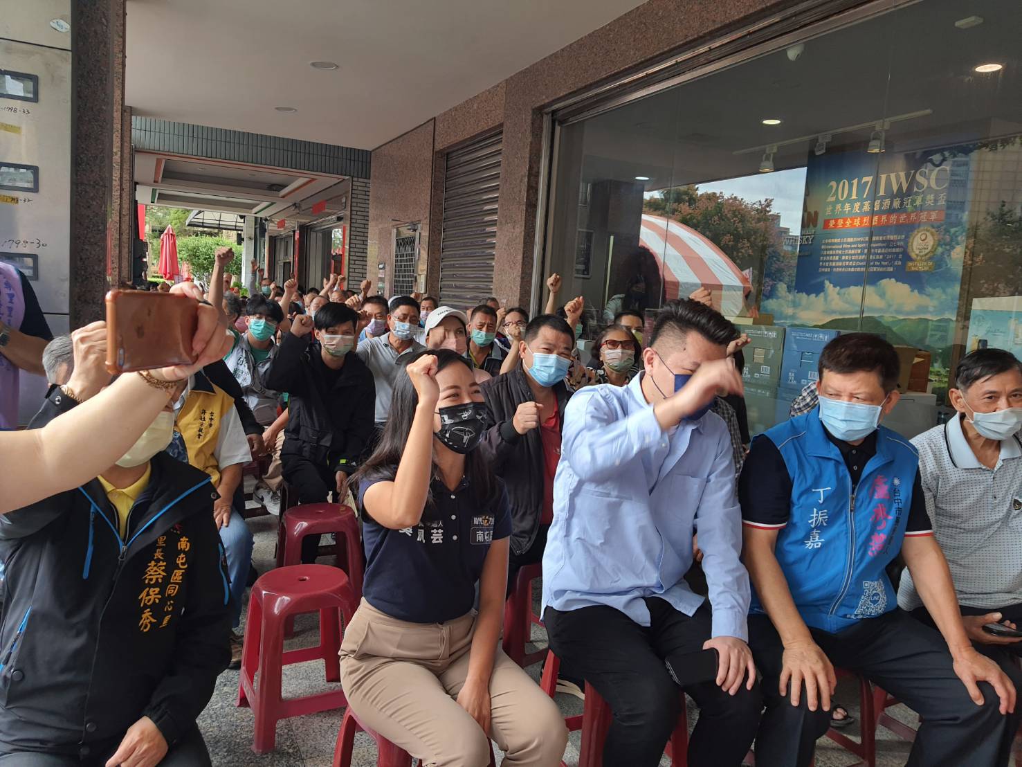 ▲好人緣的台中市南屯區豐樂里候選人蔡奇洲,於今(23)日舉辦競選總部成立造勢大會,除立法委員張廖萬堅、台中市議員劉士州、朱暖英及何文海親自站台力挺外,地方仕紳均親臨競選總部加油打氣,現場「凍蒜聲」不斷。(圖/記者林㤈輝翻攝)