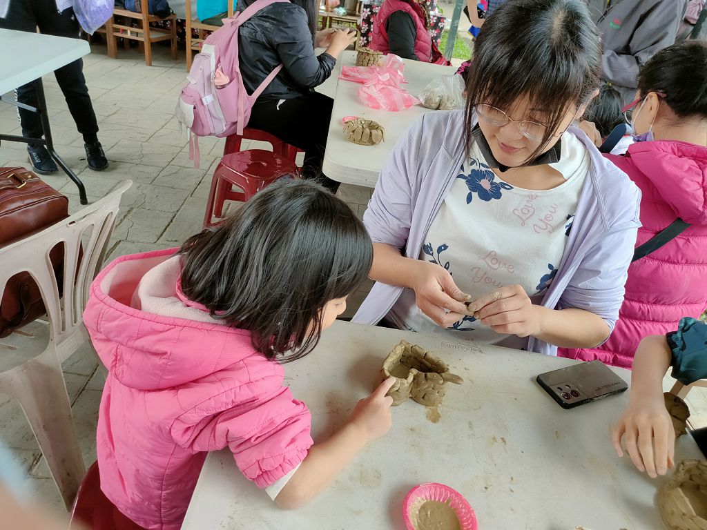 5、鶯歌區「桐遊鶯歌樂陶陶」親子一同手作愛心型客家傳統建築