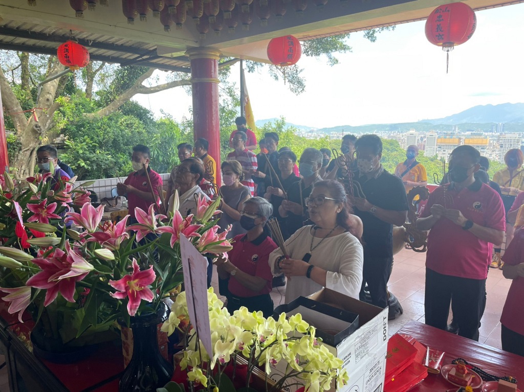 圖片說明：台北忠義宮主委廖年冠及中華鳳山古寺聖王會創會總會長沈秀穎率領龍子鳳女參加誠心祈求國泰民安。 (記者陳家茵翻攝)