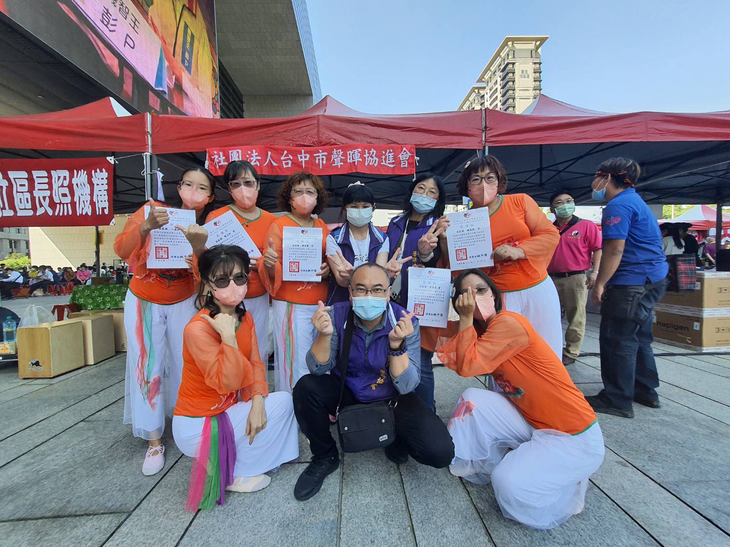 ▲社團法人台中市聲暉協進會手舞班表演後合影。(圖/記者澄石翻攝)