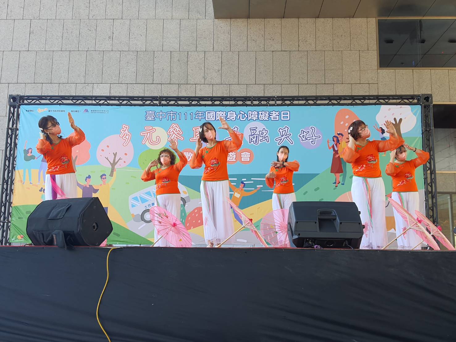 ▲社團法人台中市聲暉協進會手舞班公益演出好評不斷。（圖/記者澄石翻攝）