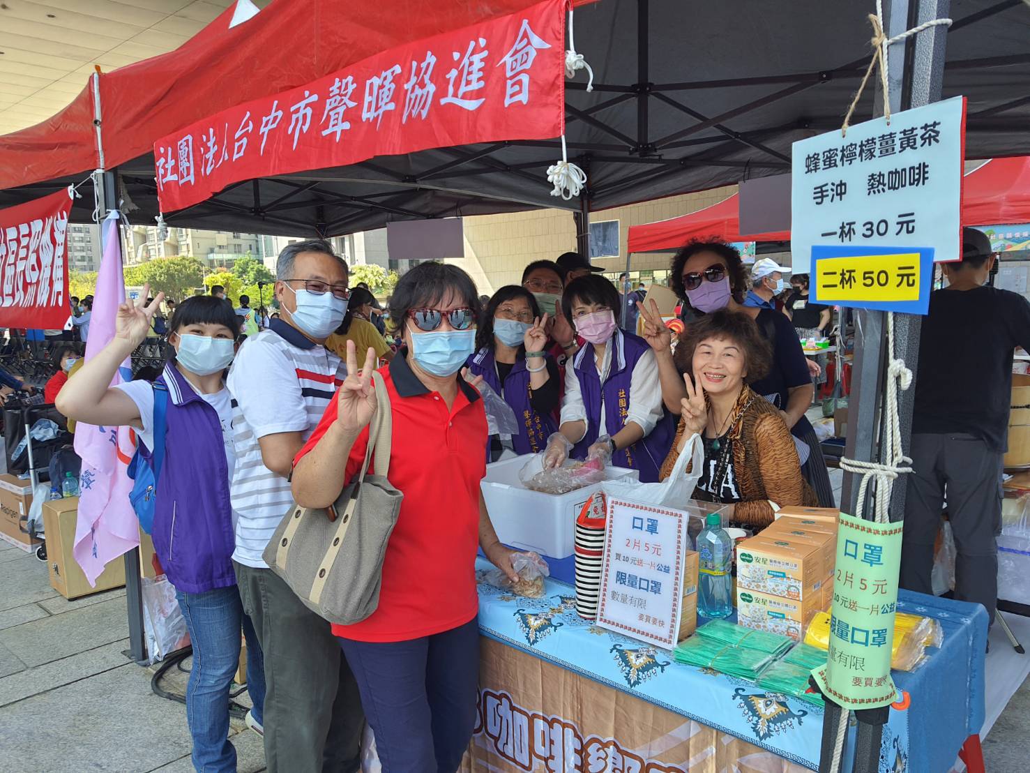▲社團法人台中市聲暉協進會熱心公益與志工團開設美食攤位所得捐助弱勢團體。(圖/記者澄石翻攝)