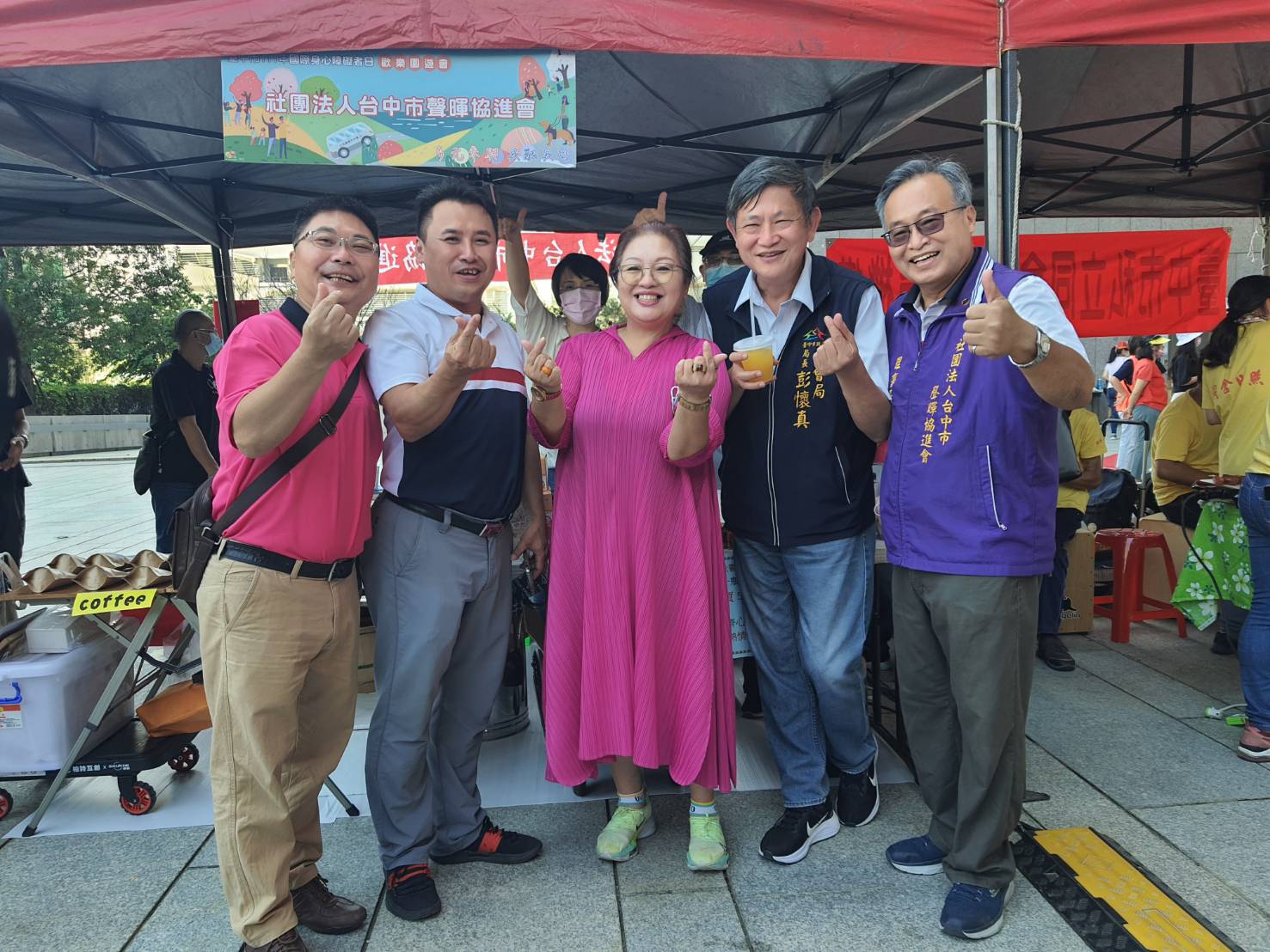 ▲台中市社會局長彭懷真與社團法人台中市聲暉協進會相關人員合影。(圖/記者澄石翻攝)