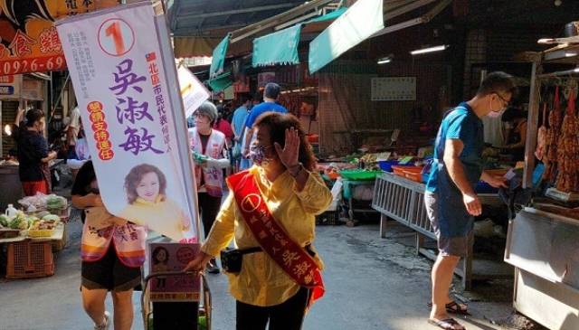 ▲吳淑敏勤走基層拜票期待握每一雙手。 (圖/記者林㤈輝翻攝)