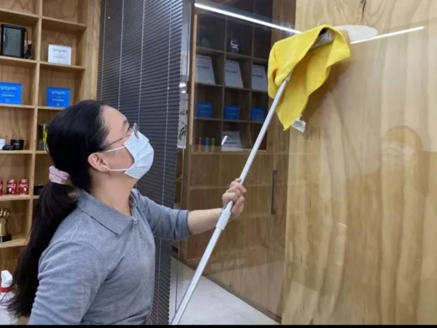 ▲年輕型失智症患者小惠在社團法人台中市聲暉協進會就服員劉季右協助打造友善職場下，在Gogoro台中福星門市擔任清潔員二年多，成了「職場好幫手」。（圖/記者澄石翻攝）