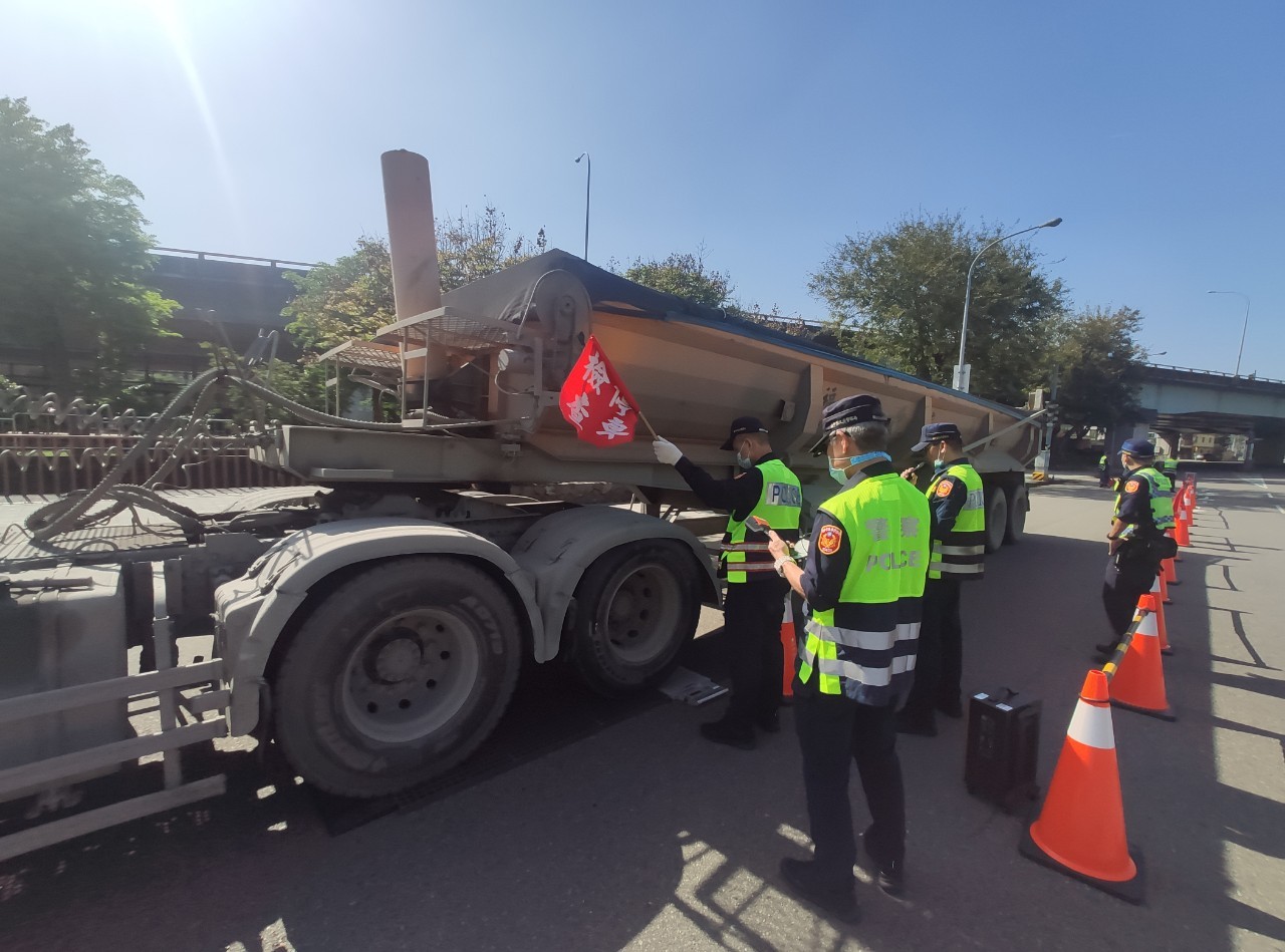 ▲統計111年1月1日至7月27日市警局取締大型貨車(含砂石車)交通違規共計700件,為防制大型貨車(含砂石車)違規造成交通事故。(圖/記者謝榮浤翻攝)