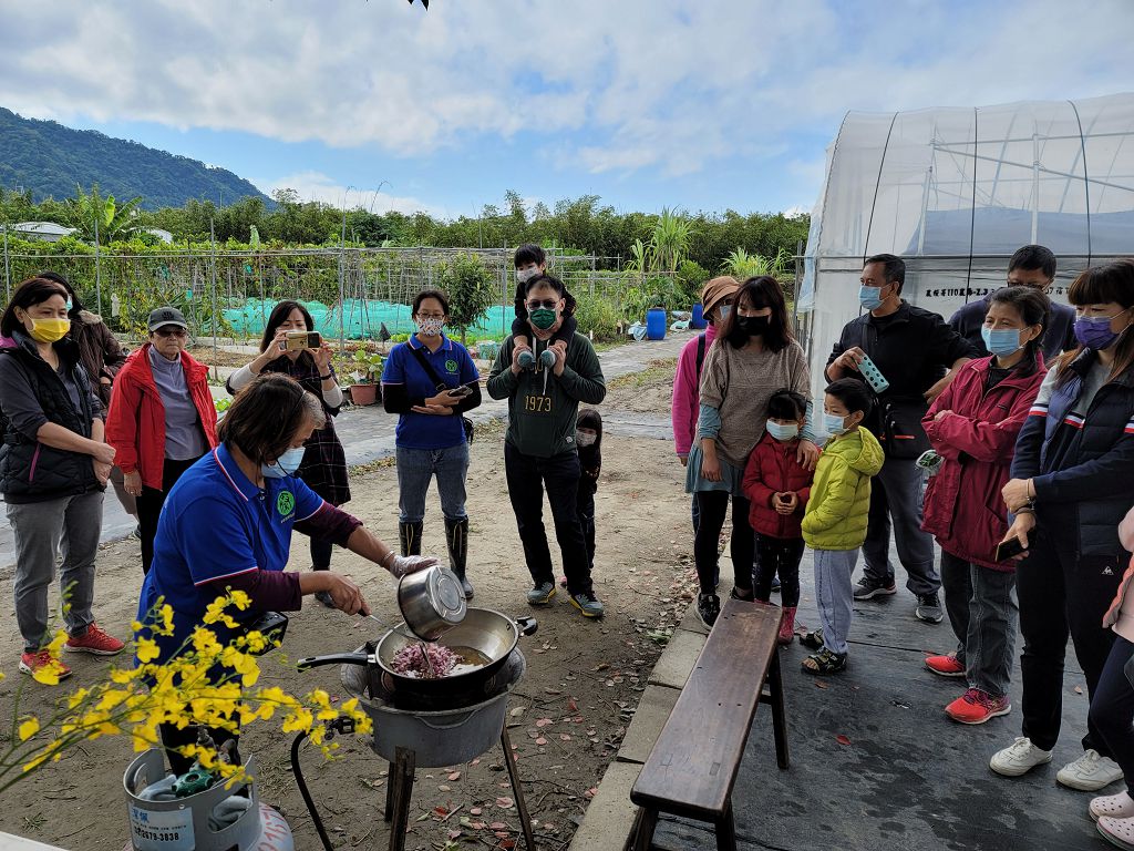7 有機農場是現採現煮的食育廚房，示範製作現炸油蔥酥之秘訣