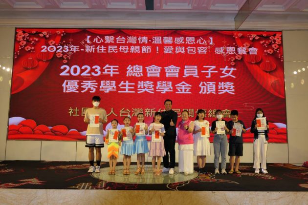 ▲現場由高雄市鐵路媽祖慈善會徐少東理事長頒發學業表現優異的新住民子女獎學金。 (圖/記者澄石翻攝)