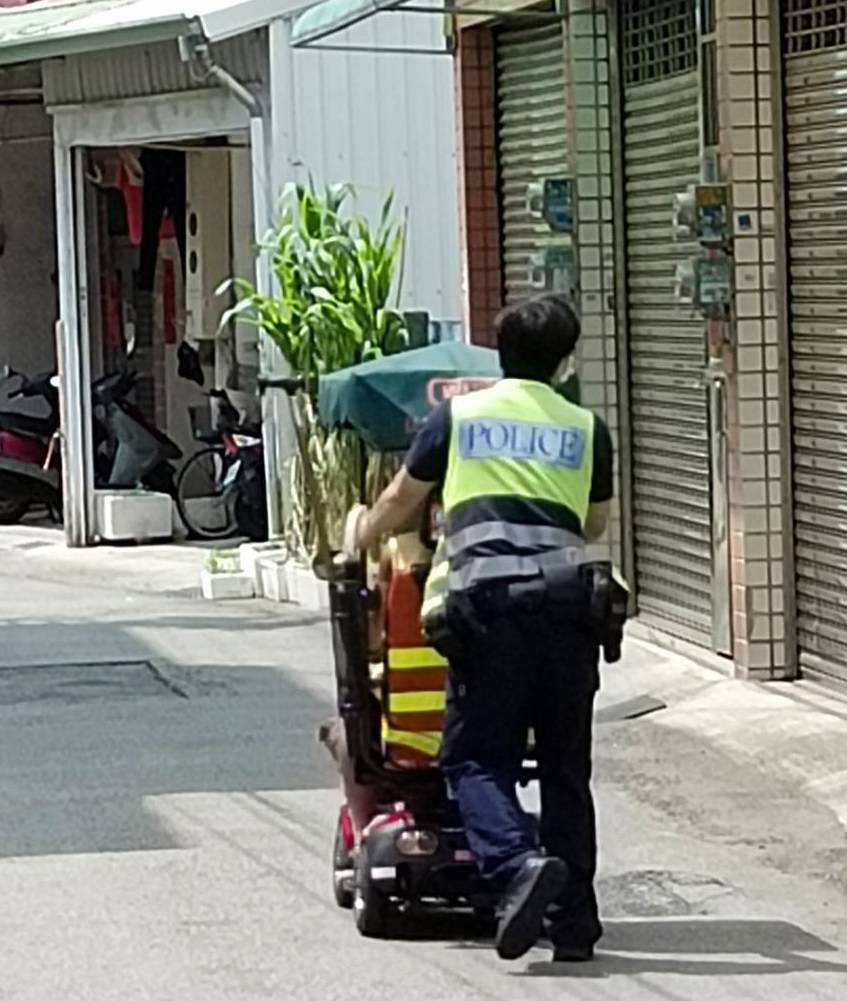 老翁電動車沒電受困路中-霧警二度協助推車助返家