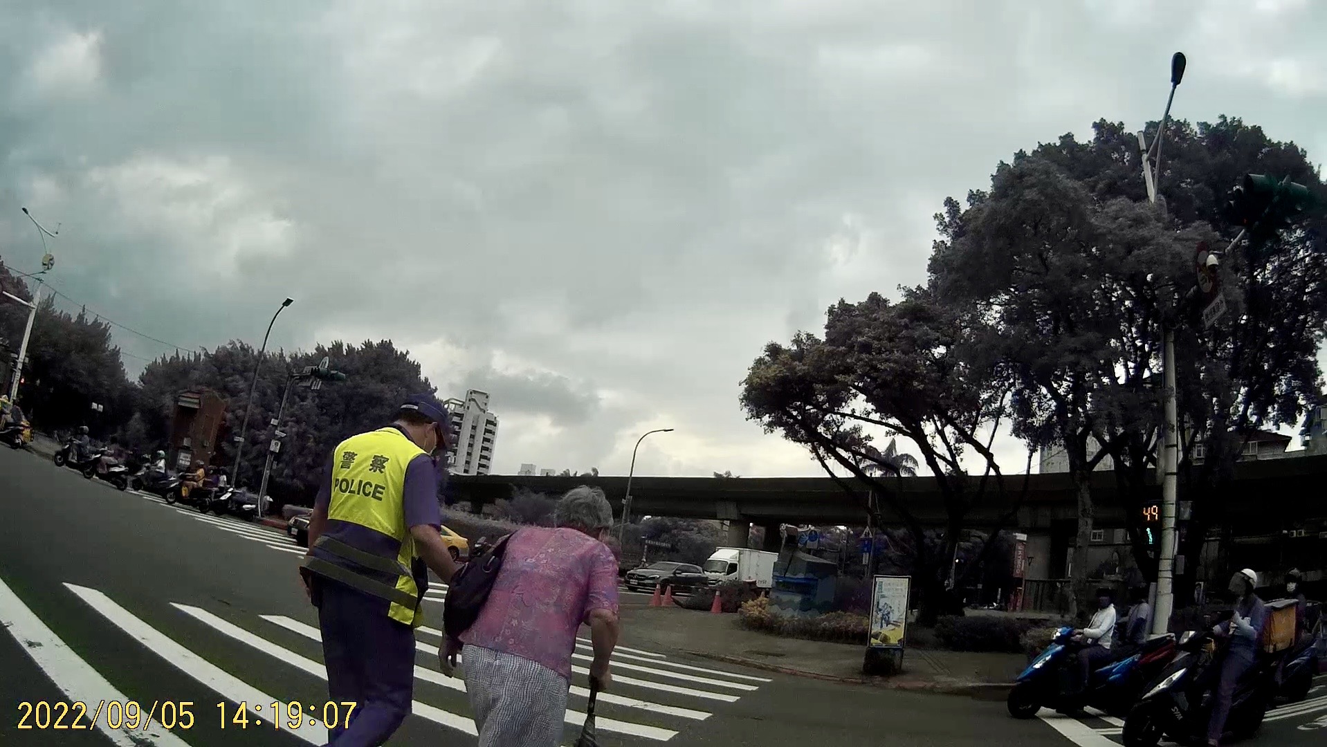 保大警急救援-長者陷車流中「險象環生」-宣導行人8提醒保安全