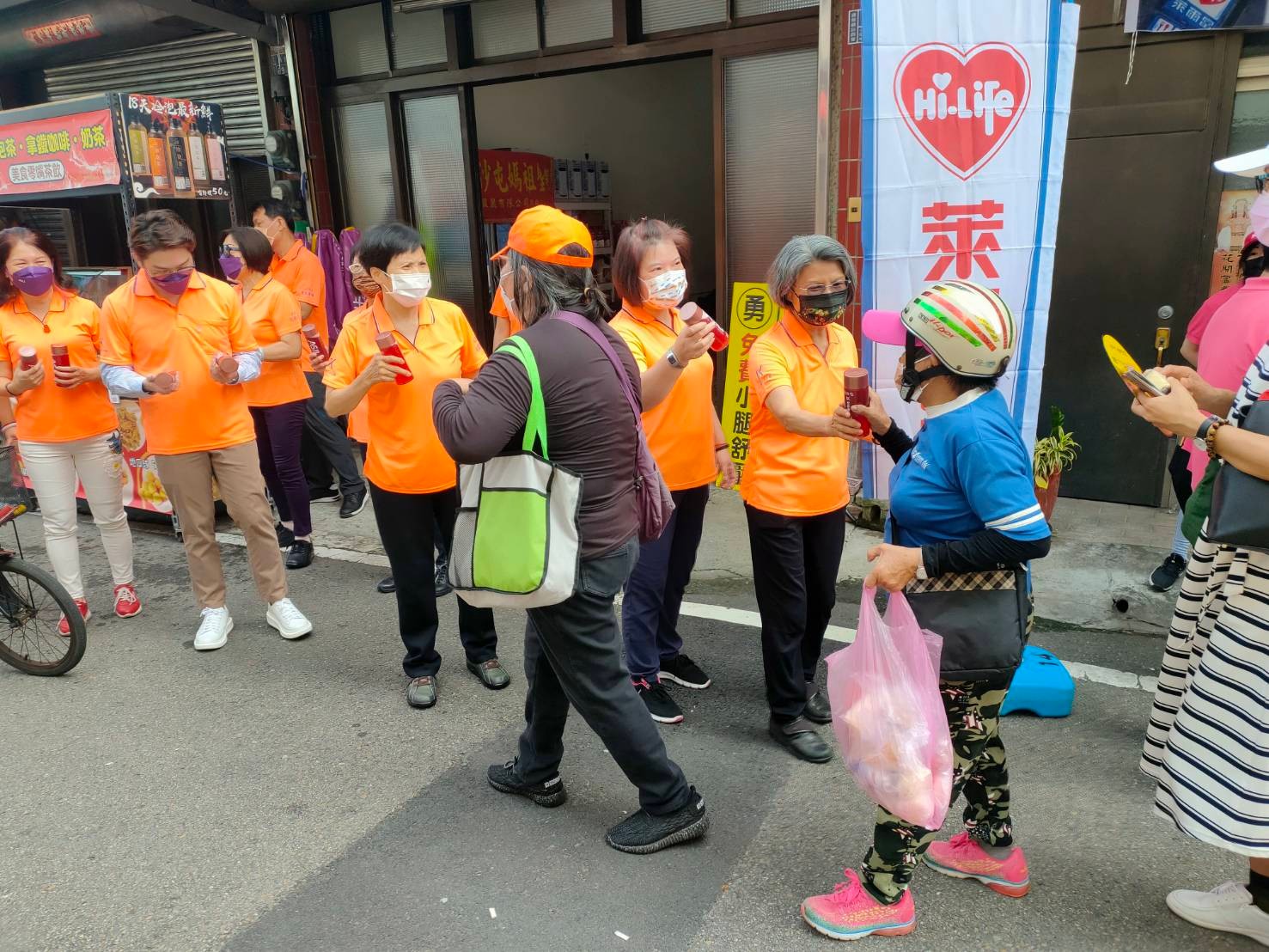 白沙屯媽祖進香盛會-美商愛希麗公益贊助紫茶機能飲5000瓶-讓香燈腳喝的健康走的開心