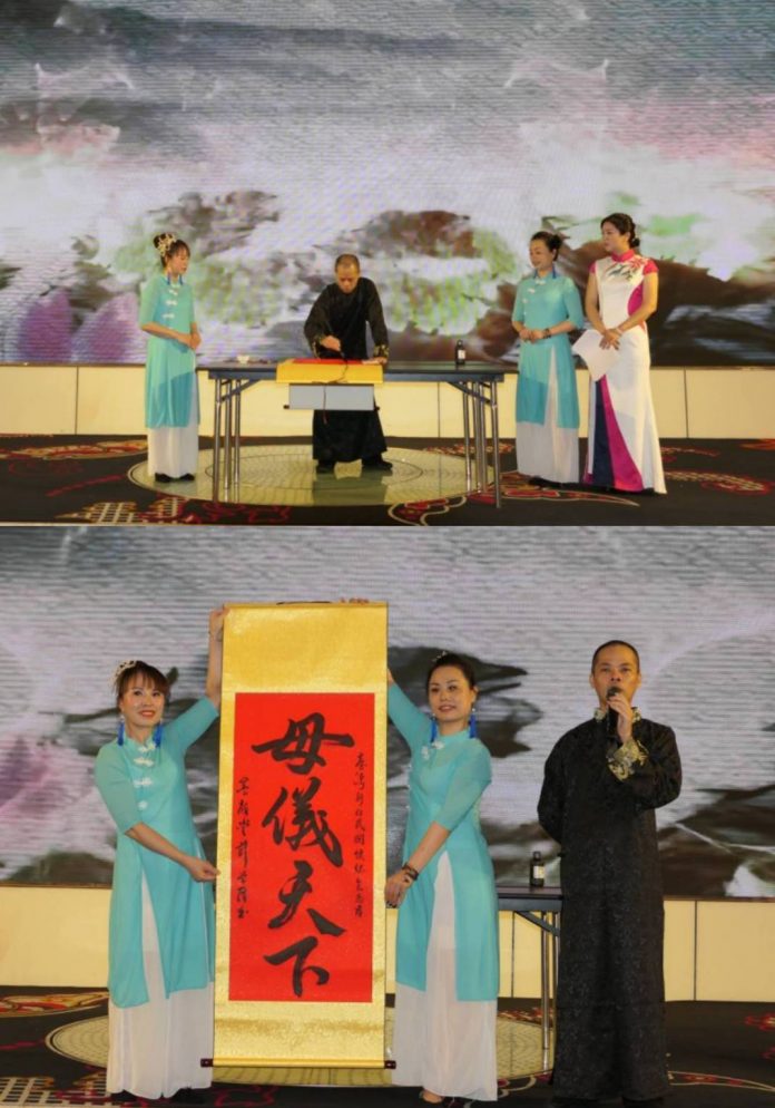 ▲書法家薛老師現場揮毫「母儀天下」四字，筆法蒼勁有力，現場來賓掌聲不絕。 (圖/記者澄石翻攝)