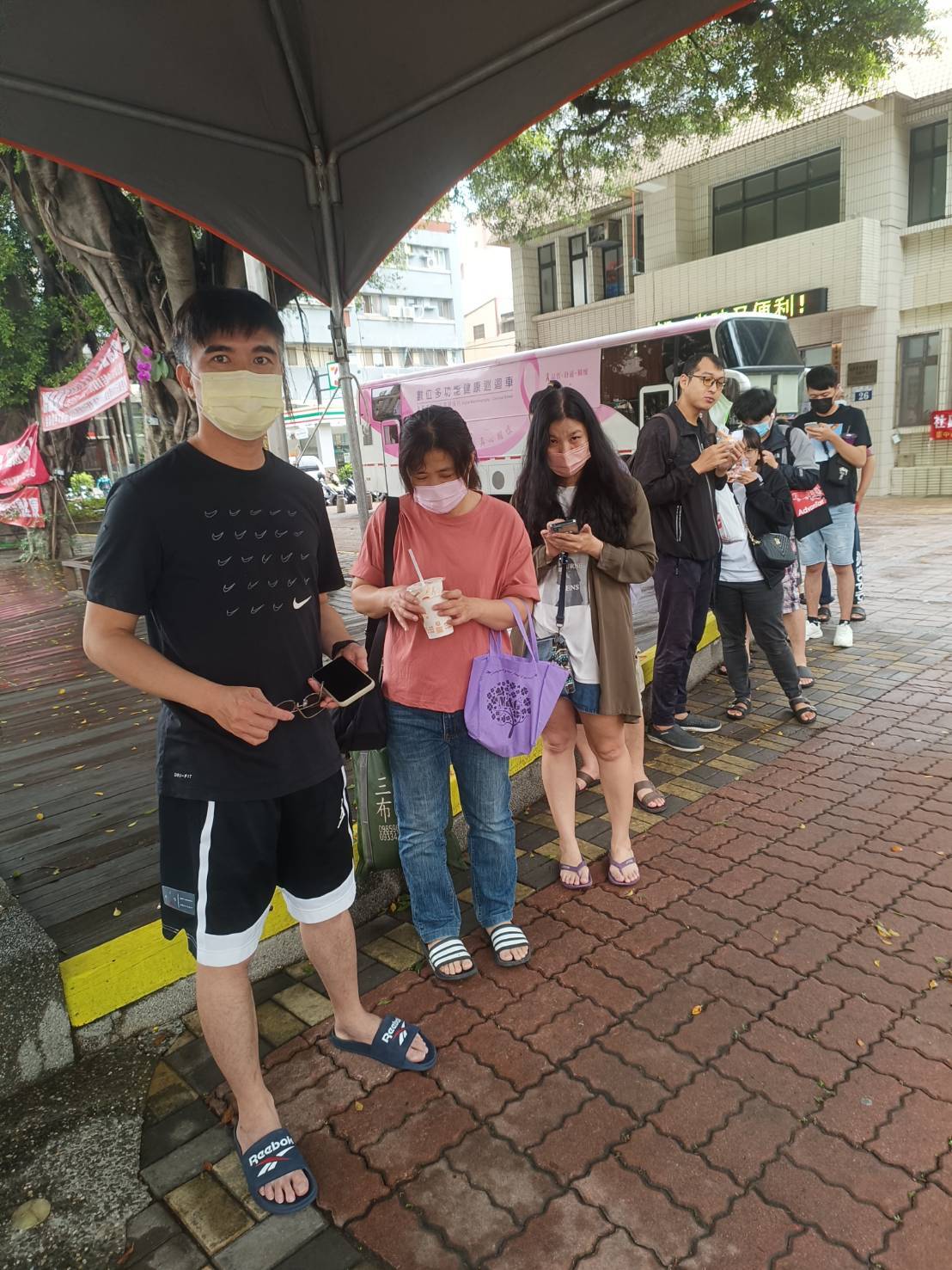 ▲生命之愛志工團隊昨日於世斌公園舉辦公益捐血日活動大排長龍盛況空前,08:30即發完200張號碼牌。 (圖/記者謝榮浤翻攝)