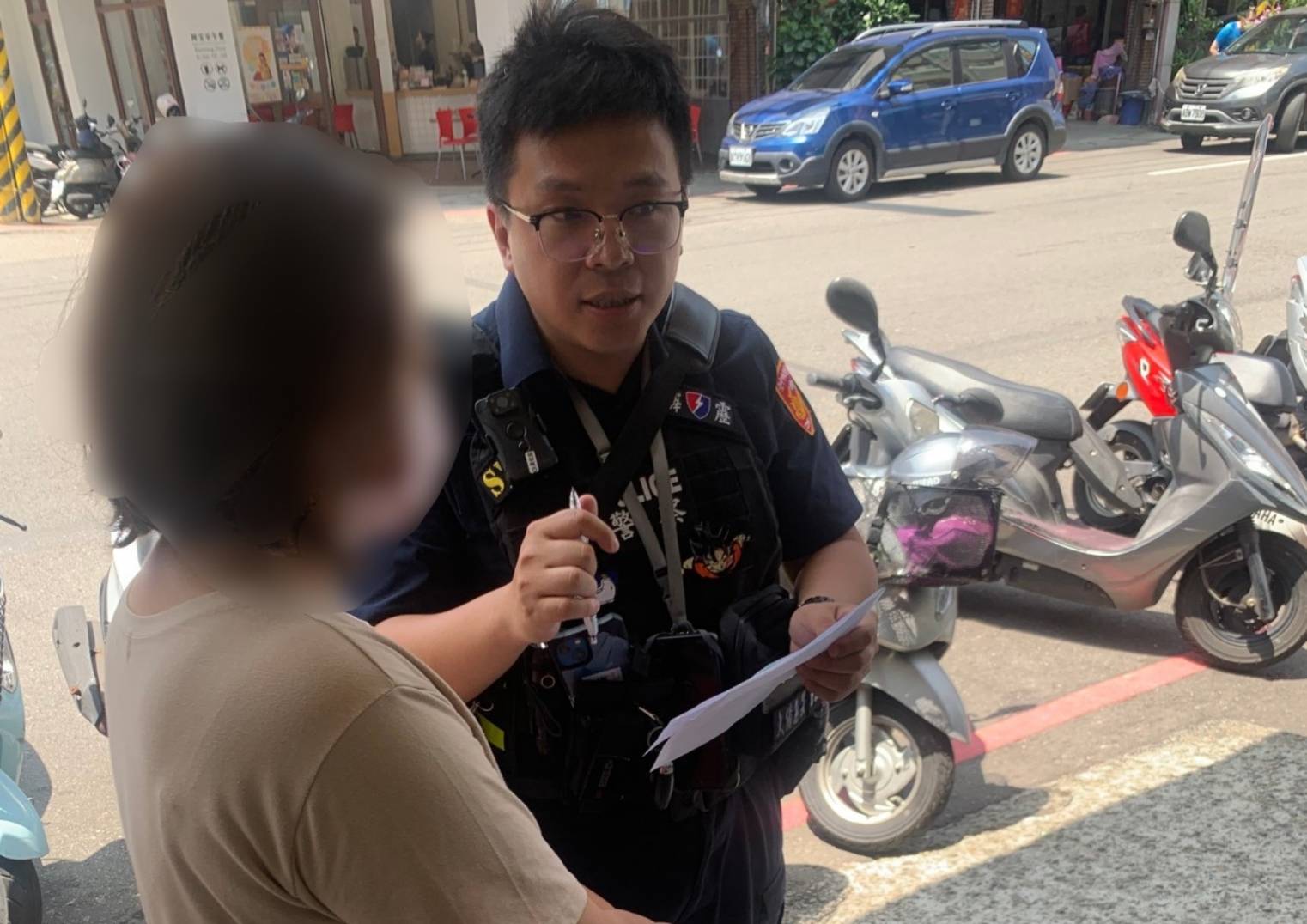 日前中市警豐原分局翁子派出所警員黃俊銘、林建良及時阻詐成功守住民眾荷包。(圖/記者澄石翻攝)