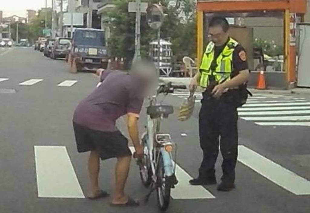 ▲中市警烏日分局三和派出所警員姜倍慦日前協助腳踏車「落鏈」七旬楊姓老翁修復。（圖/記者澄石翻攝）