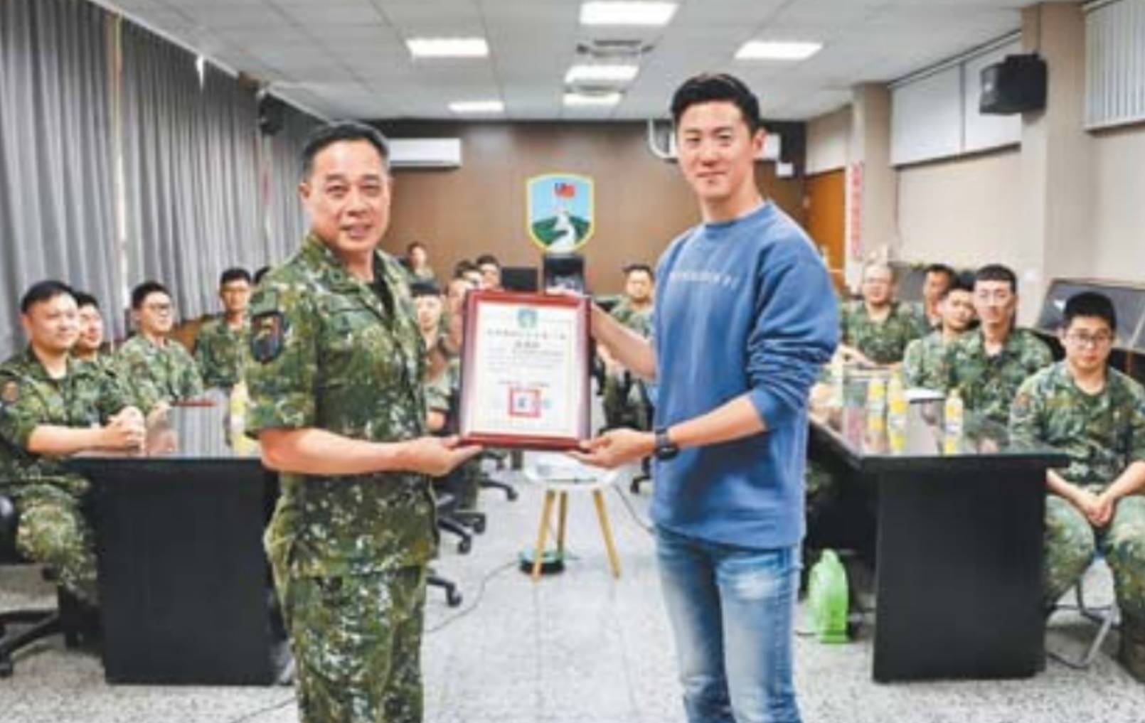 ▲陸軍機步234旅長盧少將頒發感謝狀予旅軍官團教育講師。(圖/記者澄石翻攝)
