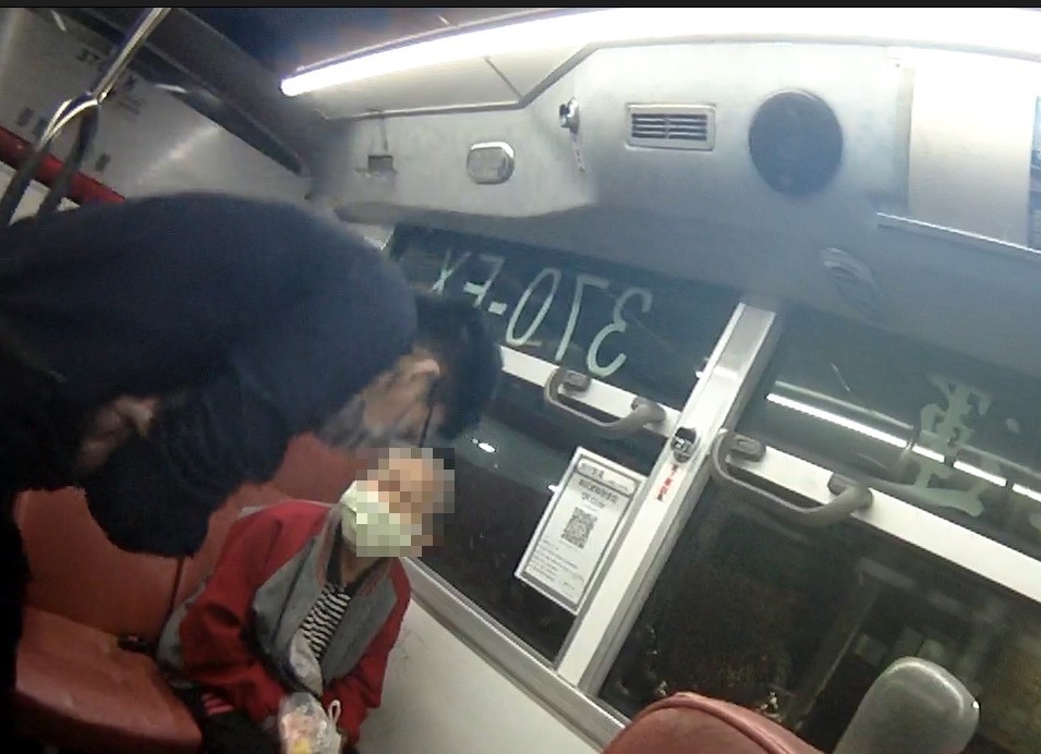 圖/黎明派出所副所長黃彥融、警員鍾泓生得知事件原委後，先循循善誘請顏姓老婦下車至派出所休息。 （記者曉東翻拍）