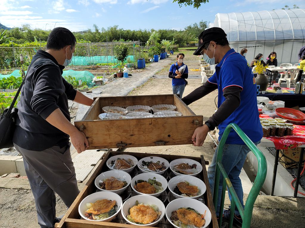 8 熱騰騰的客家味割稻飯準備上桌