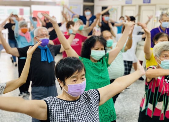 裙擺搖搖-大學生新住民齊聚-助民雄老大人拋疫情展歡顏